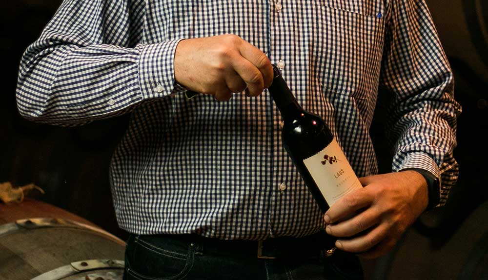 Aprende cómo abrir (bien) una botella de vino con estos consejos - Bodega LAUS · Aromas Somontano