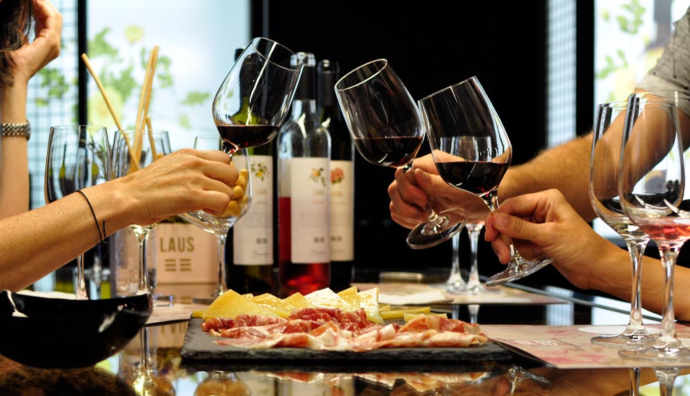 Entre viñedos, conoce como nunca antes los secretos de los vinos LAUS