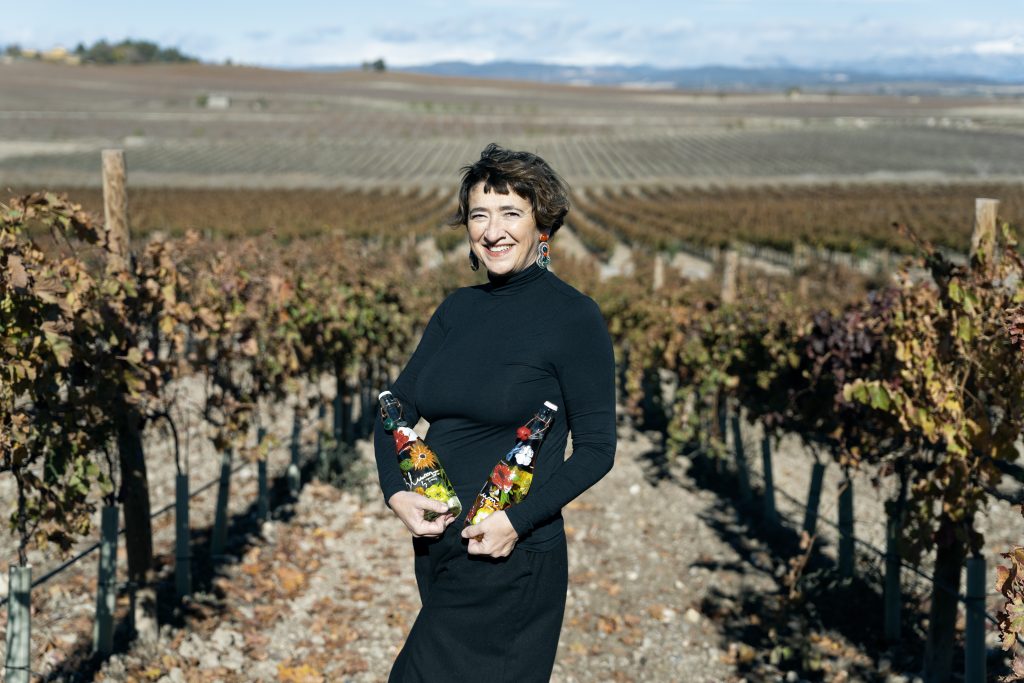 Eva Armisén con las botellas de Blum by LAUS