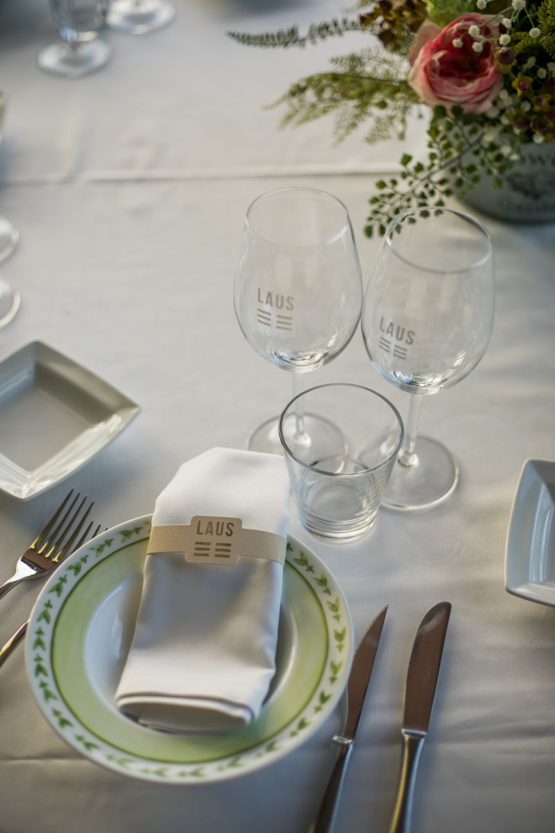 Elegantes copas de vino de cristal alineadas en la mesa blanca